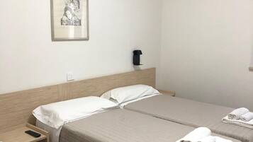 Habitació triple estàndard | Caixa forta a l'habitació, escriptori i cortines opaques