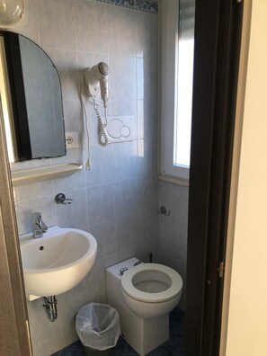 Standard Double Room | Bilik Mandi | Pancuran mandi, pengering rambut, tuala disediakan, sabun 