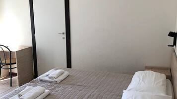 Standardzimmer | Zimmersafe, Schreibtisch, Verdunkelungsvorhänge, schallisolierte Zimmer