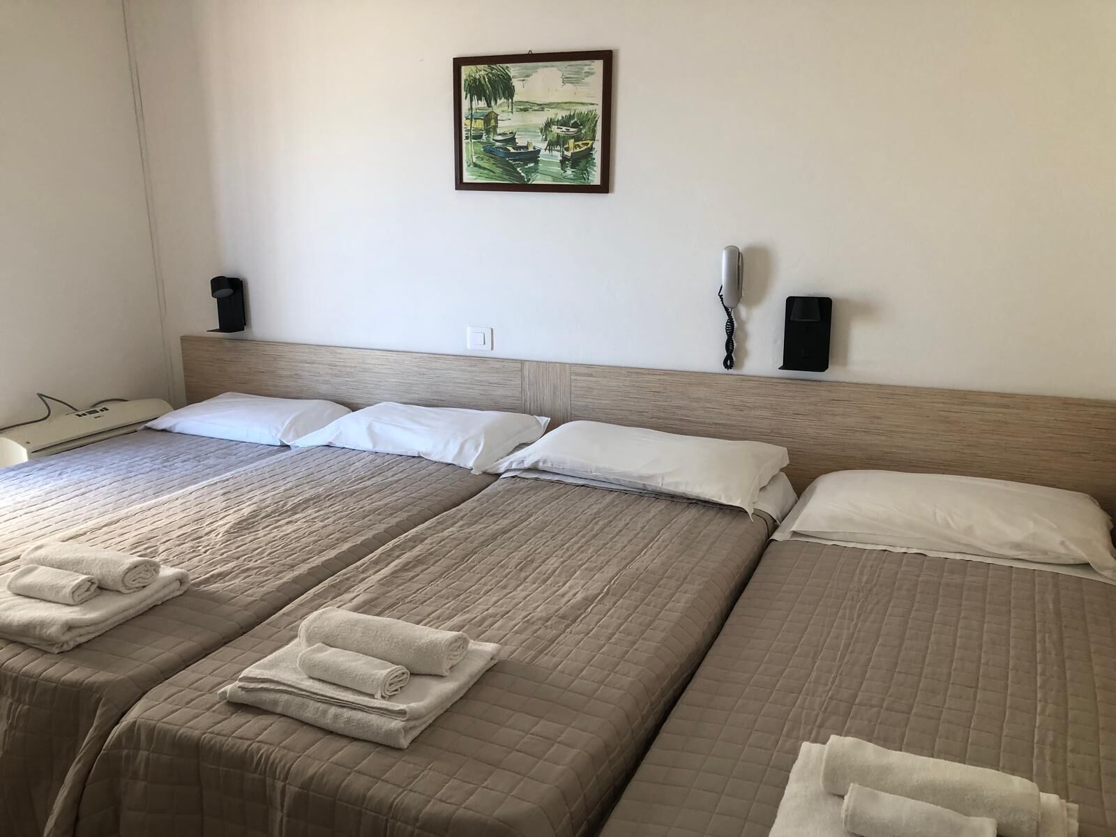 Standard Quadruple Room | Peti besi dalam bilik, meja, langsir/tirai gelap terus, kalis bunyi 