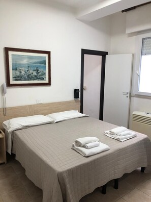 Standard Double Room | Peti besi dalam bilik, meja, langsir/tirai gelap terus, kalis bunyi 