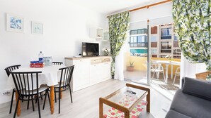 A modern kitchen with a dining area, a sofa, and a view of the outside. - Home2Book Fresh Beach & Pool Apt Los Cristianos (Los Cristianos)