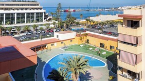 A hotel with a swimming pool, a view of the sea, and a parking area. - Home2Book Fresh Beach & Pool Apt Los Cristianos (Los Cristianos)