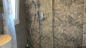 Shower, hair dryer, towels