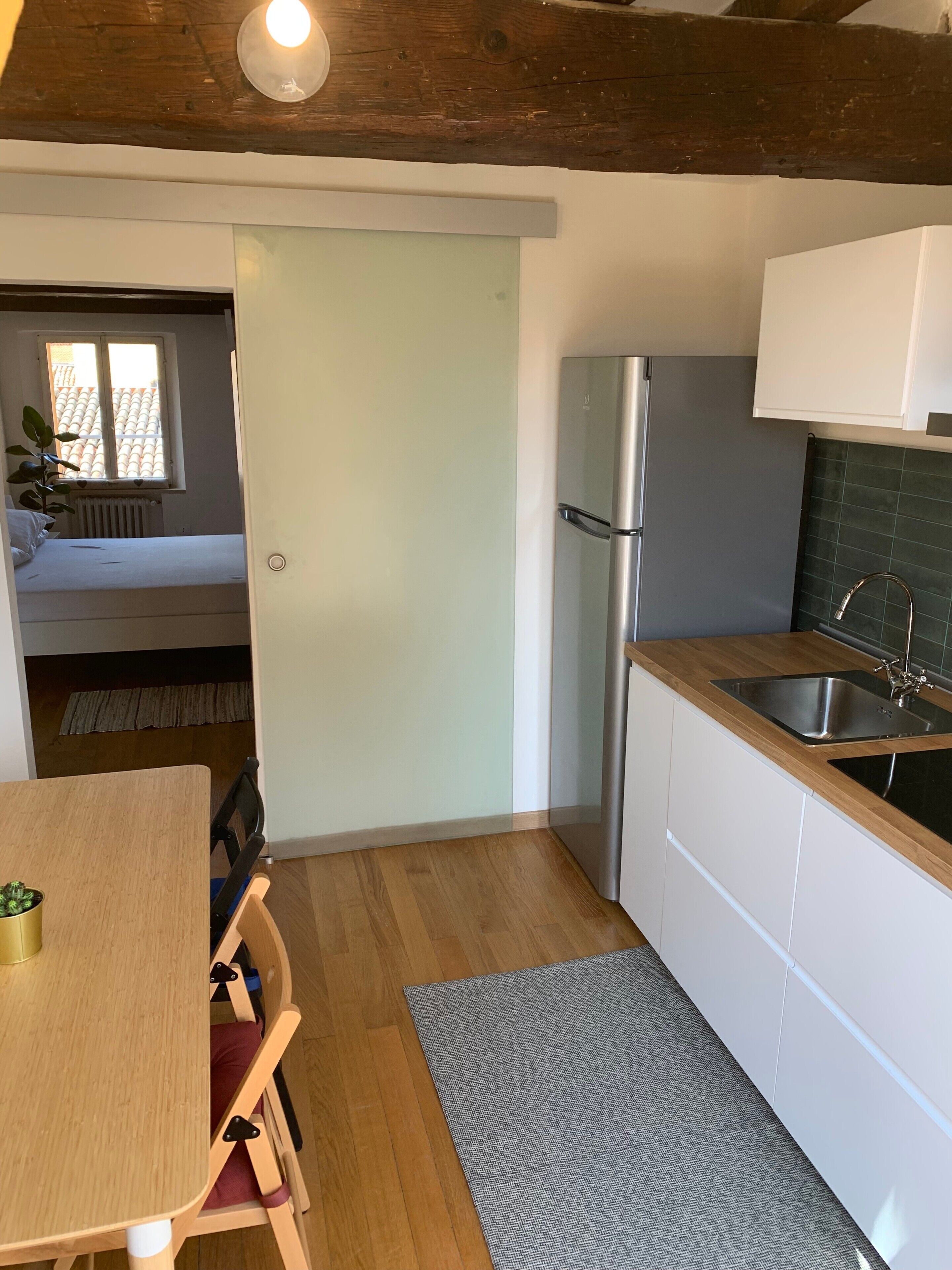 Kühlschrank, Herdplatte, Wasserkocher mit Kaffee-/Teezubehör