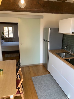Kühlschrank, Herdplatte, Wasserkocher mit Kaffee-/Teezubehör
