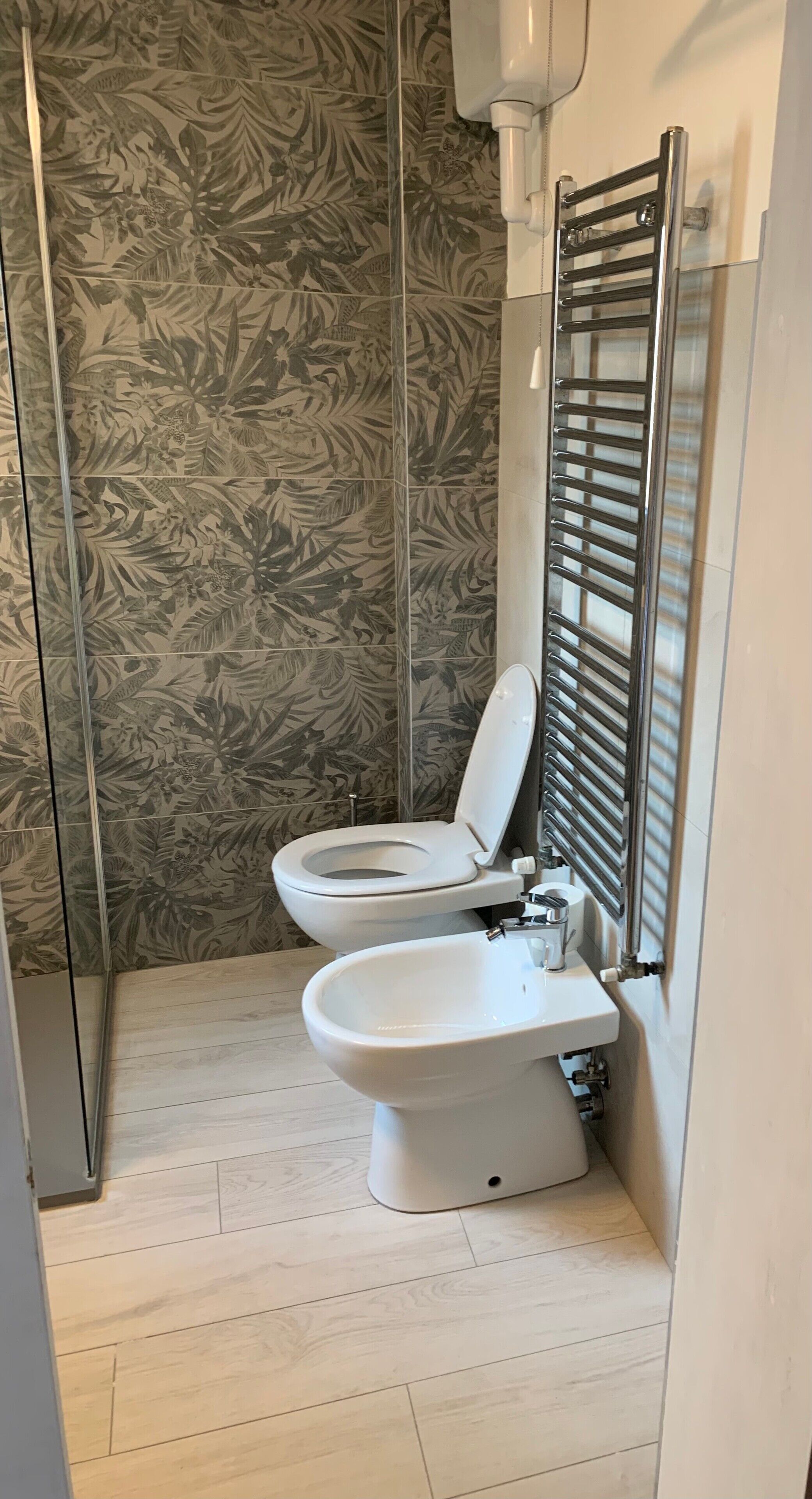 Een douche, een haardroger, handdoeken