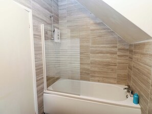 Shower - 17 Fairfield Road (Newcastle-upon-Tyne)