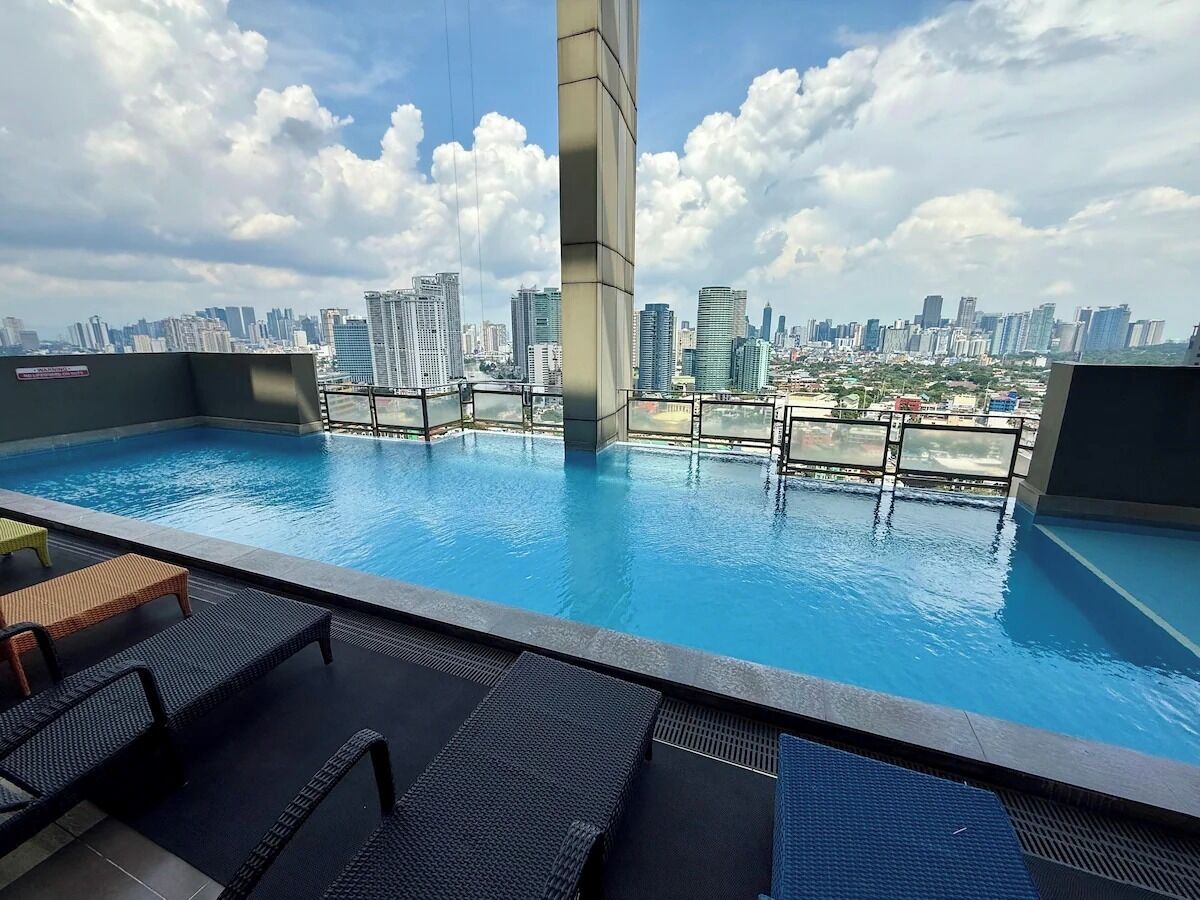 Una piscina cubierta, una piscina al aire libre