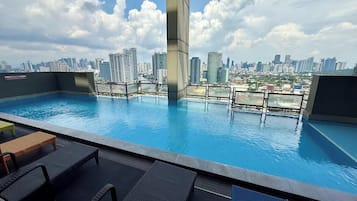Una piscina cubierta, una piscina al aire libre