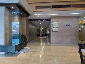 Lobby - Recharge in Poblacion - 600 Mbps WiFi + Fast Check-in (Makati)