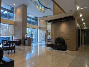Lobby - Recharge in Poblacion - 600 Mbps WiFi + Fast Check-in (Makati)