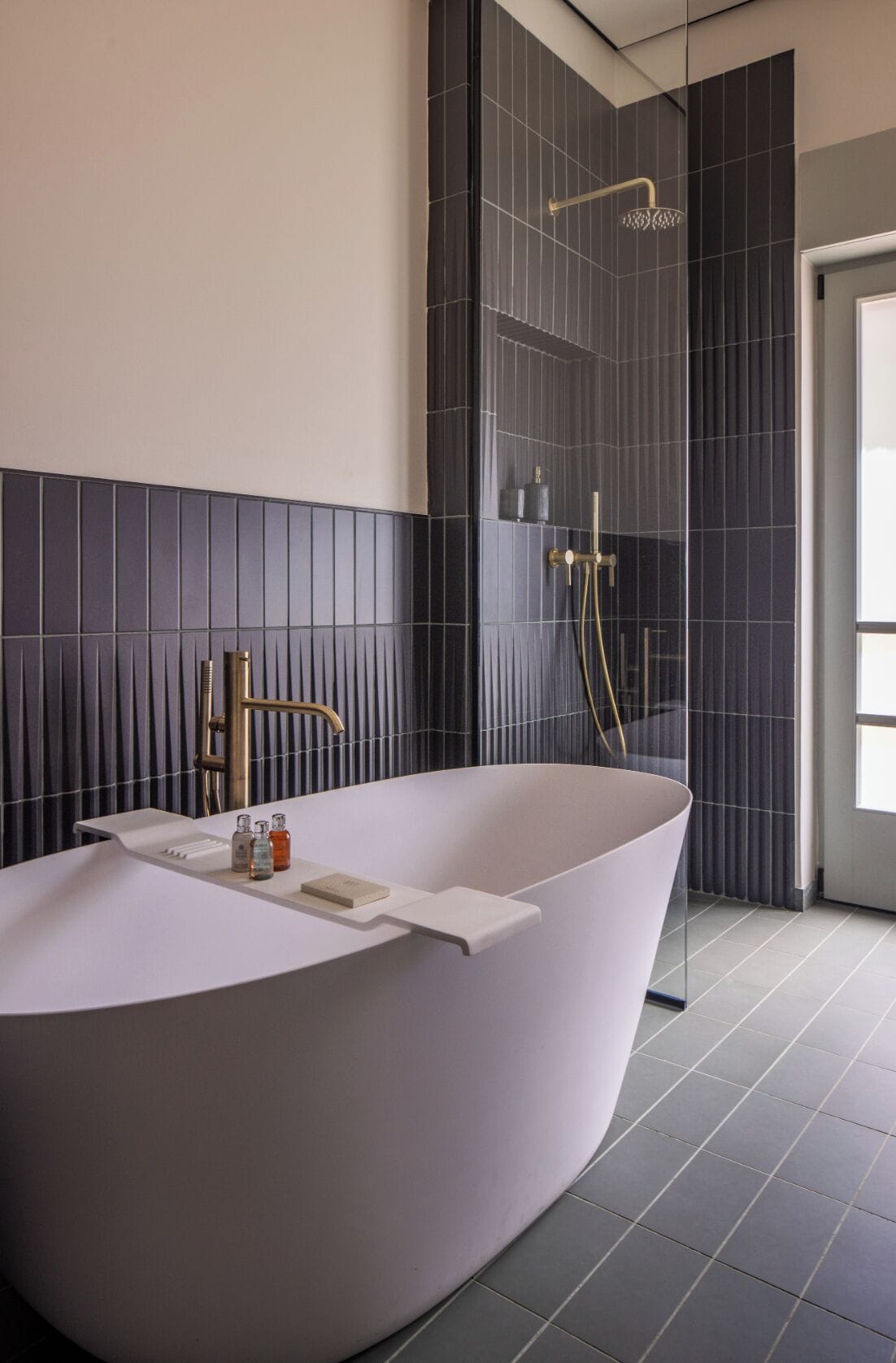 The Entrepreneur - 2 Bedrooms, Balcony, Sea View | Banheiro | Banheira e chuveiro separados, produtos de toalete grátis