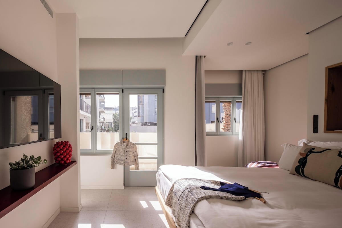 Apartament de luxe, 2 dormitoris, balcó, primera línia de platja | Llençols de cotó egipci, roba de llit d'alta qualitat i escriptori
