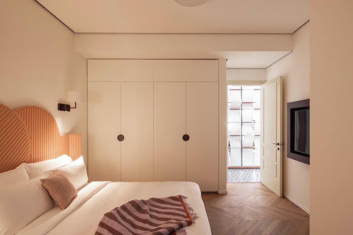 Apartament de luxe, 2 dormitoris, balcó, vistes al mar | Llençols de cotó egipci, roba de llit d'alta qualitat i escriptori