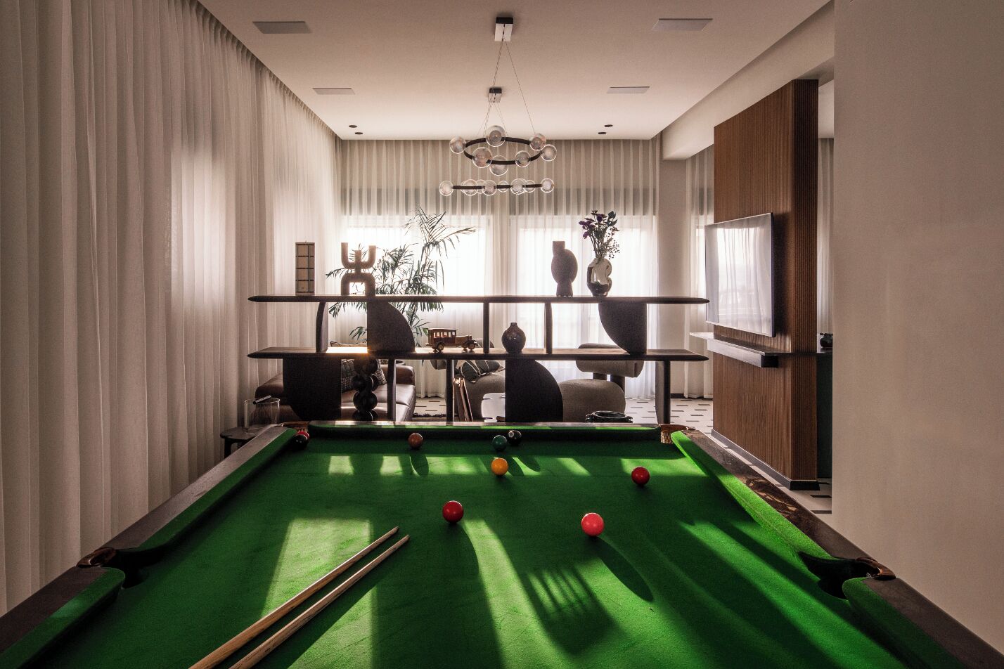 The Entrepreneur - 2 Bedrooms, Balcony, Sea View | 起居区 | 65-英寸纯平电视（配备收费电视频道）