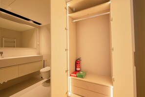Bathroom - Bonjardim Suite | Central Stay by Bolhão Market (Porto)