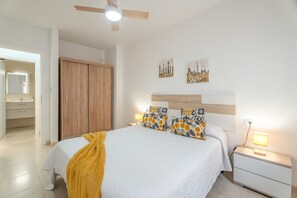 Room - Vacation Apartment 'Vivienda Carolina' with Mountain View, Shared Pool and Wi-Fi (Santa Cruz de Tenerife)