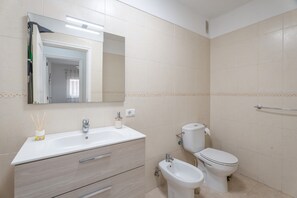 Bathroom - Vacation Apartment 'Vivienda Carolina' with Mountain View, Shared Pool and Wi-Fi (Santa Cruz de Tenerife)