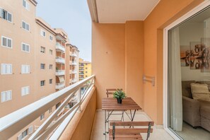 Outdoor dining - Vacation Apartment 'Vivienda Carolina' with Mountain View, Shared Pool and Wi-Fi (Santa Cruz de Tenerife)