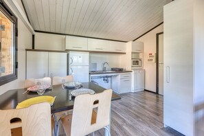Fridge, microwave, dishwasher, coffee/tea maker