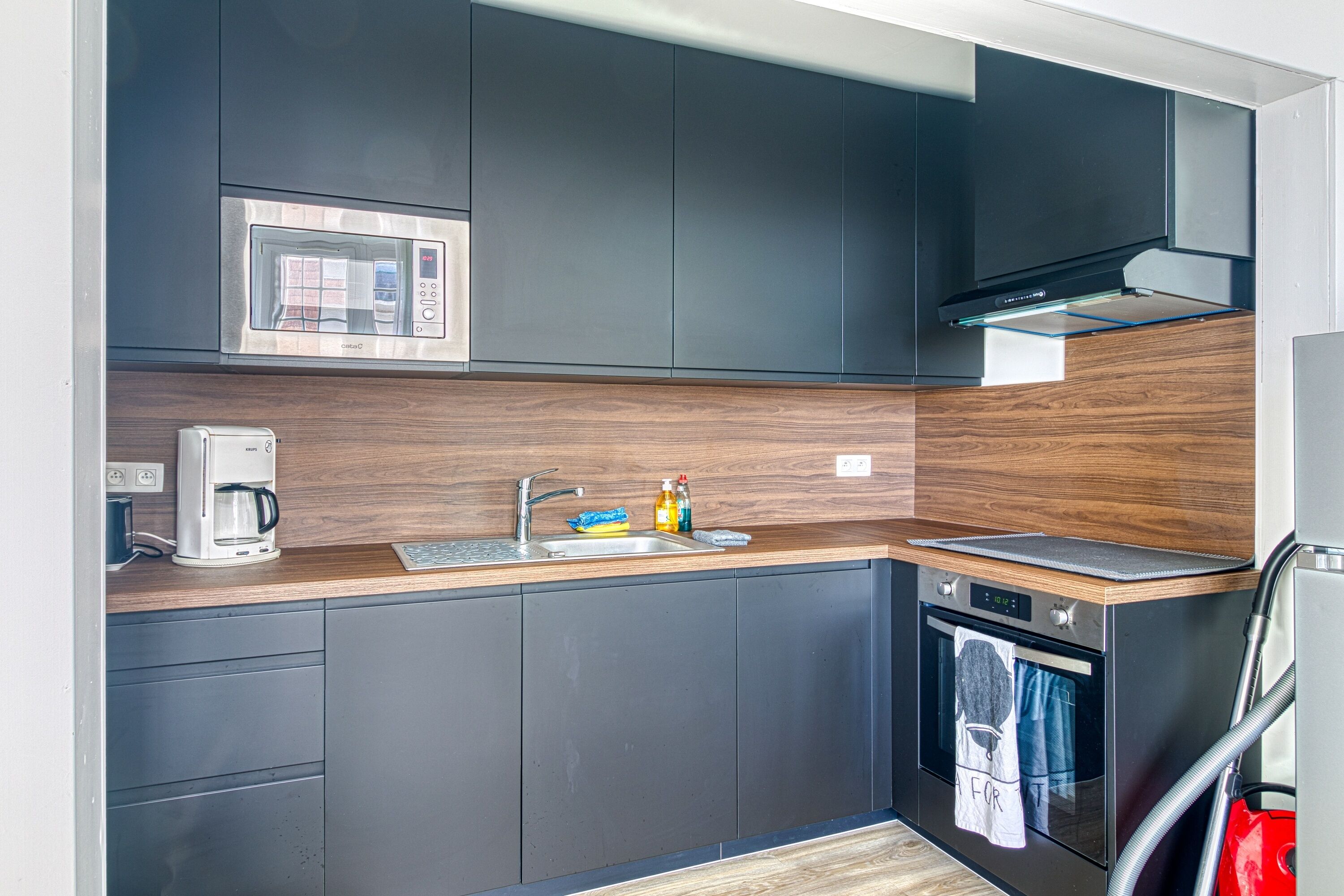 Coffee/tea maker, fridge, microwave, oven