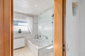 Shower, hair dryer, towels - Apartment 'Zipper' – Castle View Otzberg in the Odenwald (Otzberg)