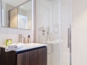 Shower, hair dryer, towels - New! N&J - STUDIO ANNA - Central Nice • AC • Walk to beach (Nice)