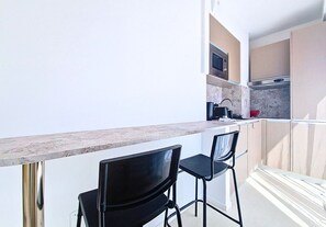 Fridge, microwave, coffee/tea maker, electric kettle - New! N&J - STUDIO ANNA - Central Nice • AC • Walk to beach (Nice)