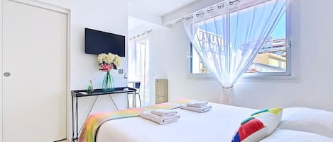 Tabla de planchar con plancha, wifi gratis y ropa de cama