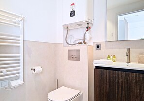 Shower, hair dryer, towels - New! N&J - STUDIO ANNA - Central Nice • AC • Walk to beach (Nice)