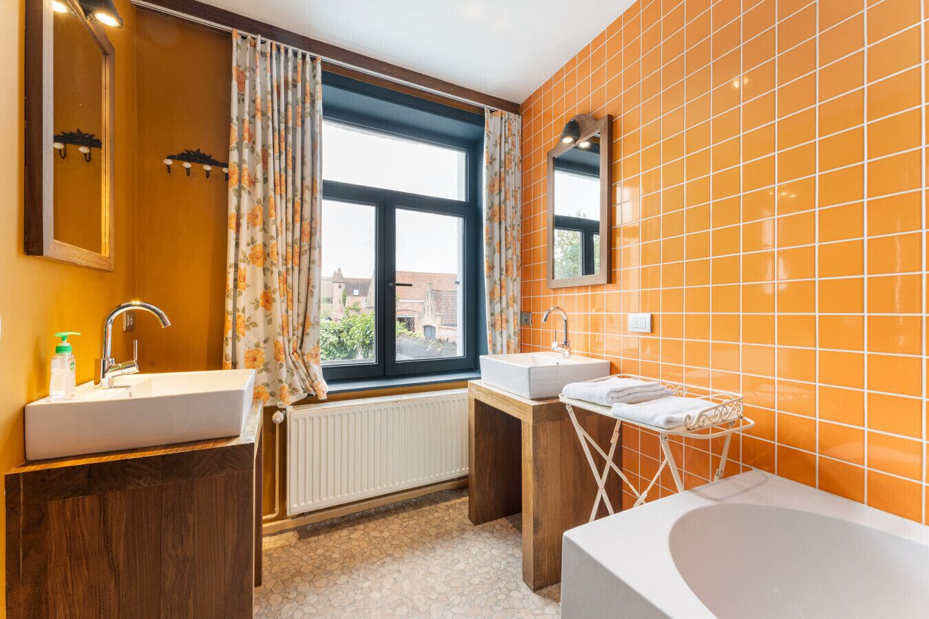 Sèche-cheveux, serviettes fournies, papier toilette