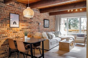 Una Smart TV, una chimenea, un futbolín
