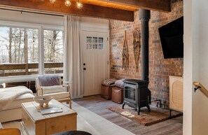 Una Smart TV, una chimenea, un futbolín