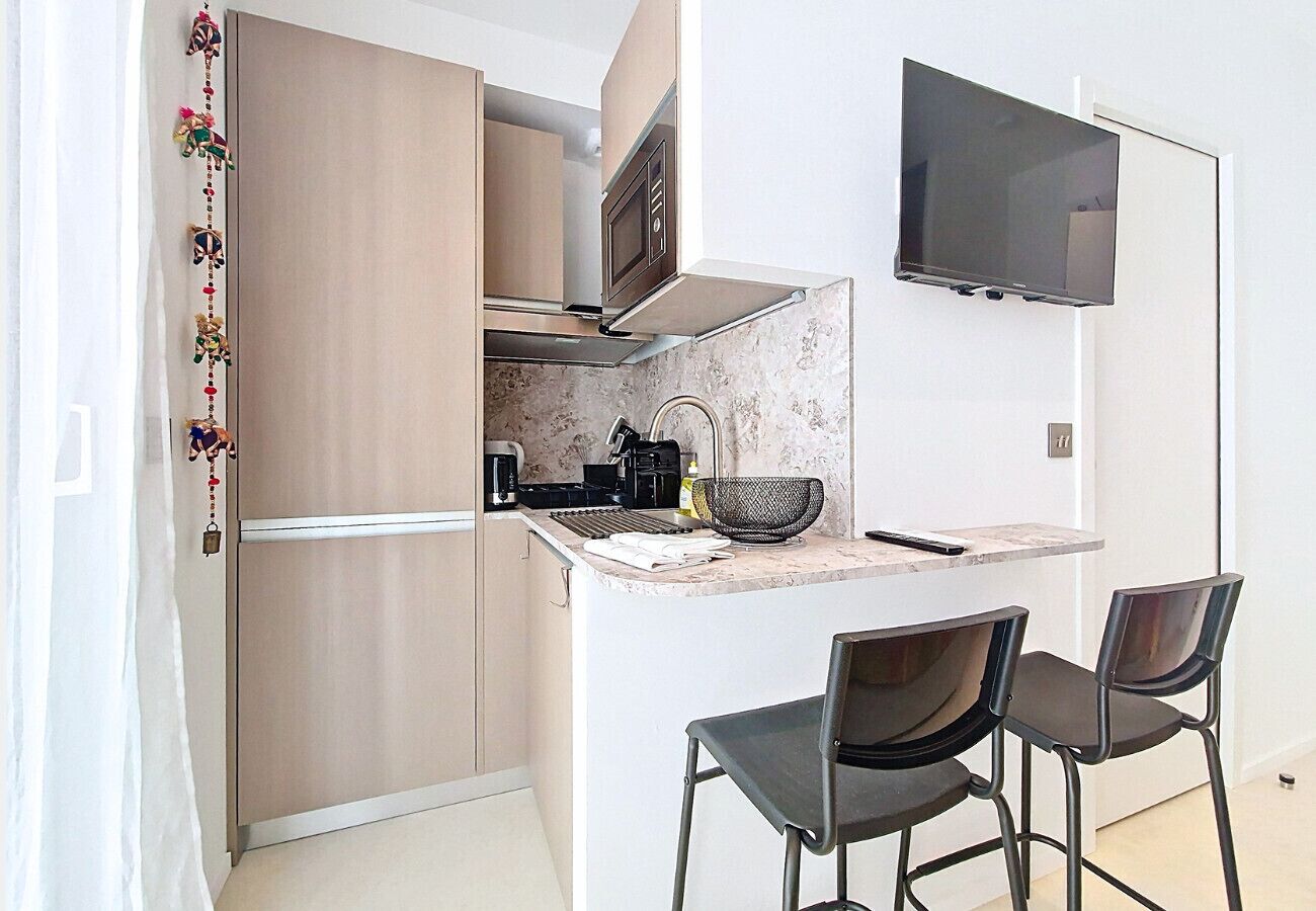 Fridge, microwave, coffee/tea maker, electric kettle