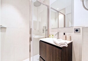 Shower, hair dryer, towels - New! N&J - STUDIO JULIE - Central Nice • AC • Walk to beach (Nice)