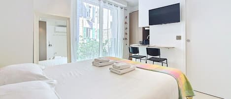 Tabla de planchar con plancha, wifi gratis y ropa de cama