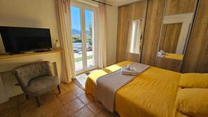 Desk, iron/ironing board, travel cot, free WiFi - Villa Horizon Cassis-Private pool & sea view (Cassis)