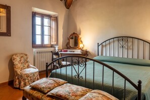 Room - Villa Banditello, Secluded, Panoramic Views of Montepulciano Valley (Torrita di Siena)
