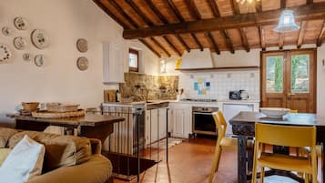 Frigorifero, forno, piano cottura, lavastoviglie