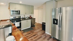 A modern kitchen with stainless steel appliances, wooden flooring, and light-colored cabinetry. - LUX Presbyterian Mercy Acrisure
PNC
PPG
31st Street Studios (Pittsburgh)