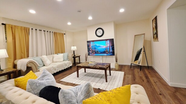 A living room with a sofa, a coffee table, a TV, a clock, and a painting. - LUX Presbyterian Mercy Acrisure
PNC
PPG
31st Street Studios (Pittsburgh)