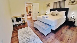 A bedroom with a bed, bedside tables, a desk, and a chair. - LUX Presbyterian Mercy Acrisure
PNC
PPG
31st Street Studios (Pittsburgh)