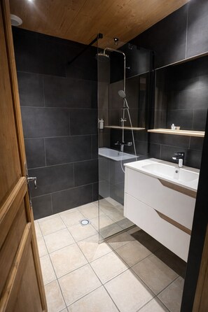 Bruser, hårtørrer, Toiletpapir