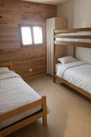 5 bedrooms, travel crib, free WiFi, bed sheets