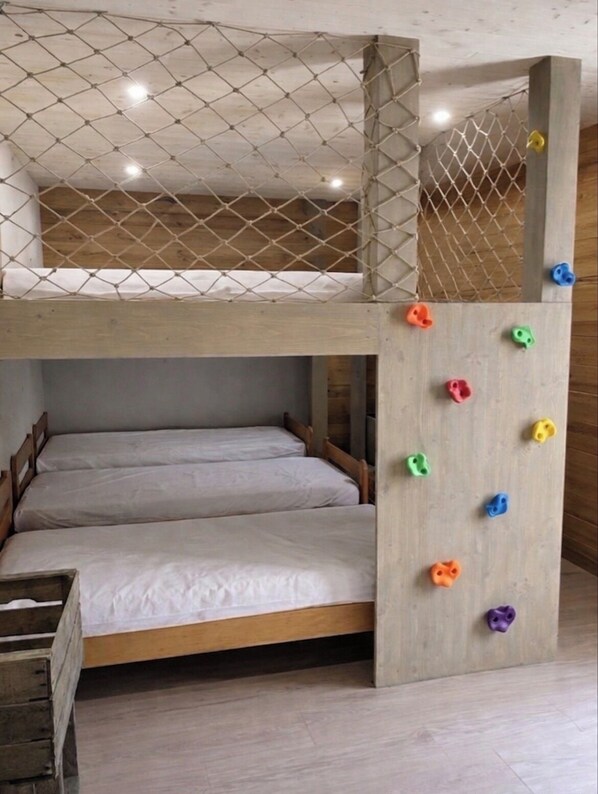 5 bedrooms, travel crib, free WiFi, bed sheets
