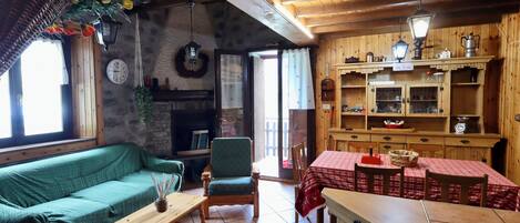 TV, fireplace