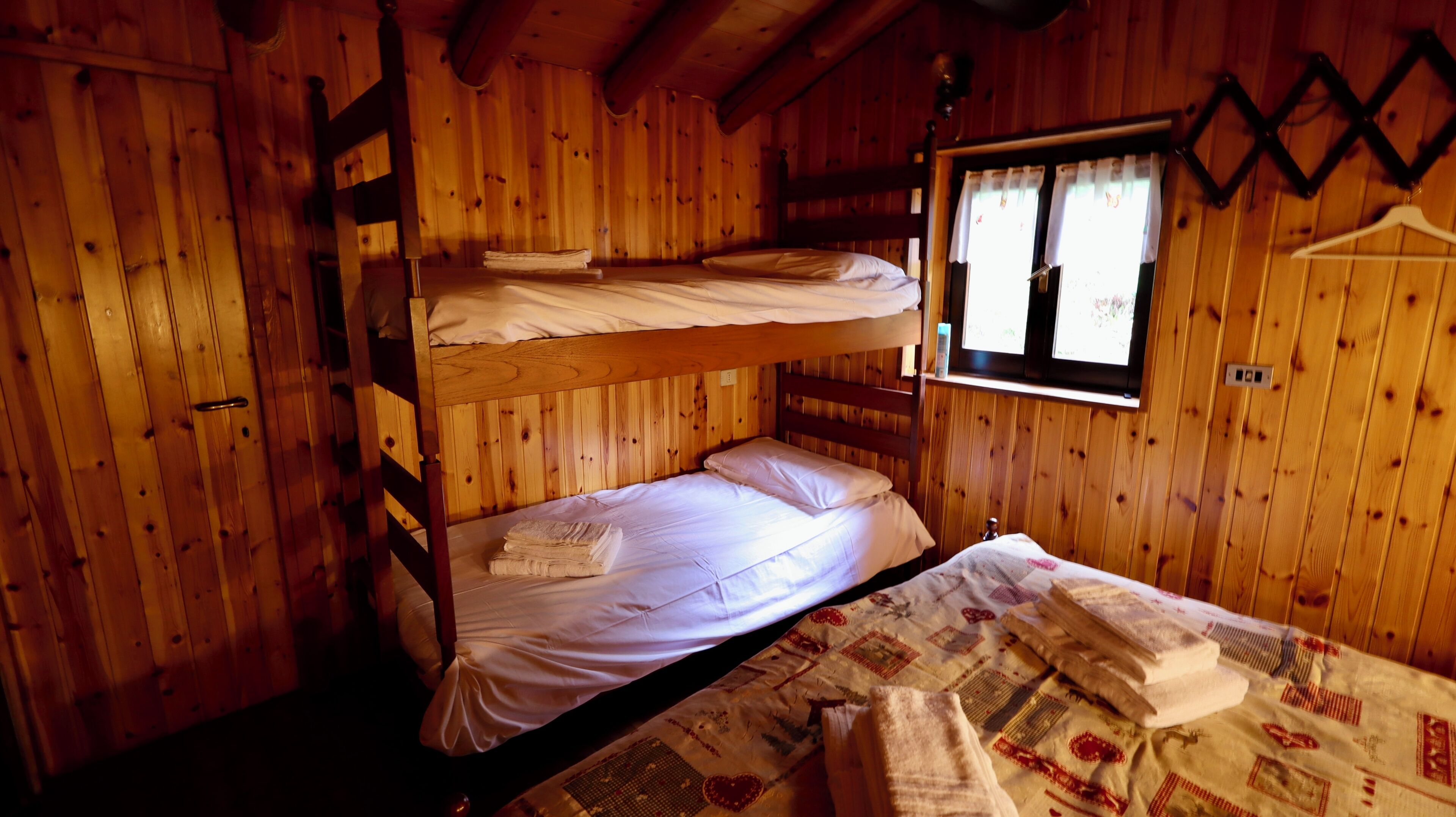 3 habitaciones, tabla de planchar con plancha y ropa de cama 