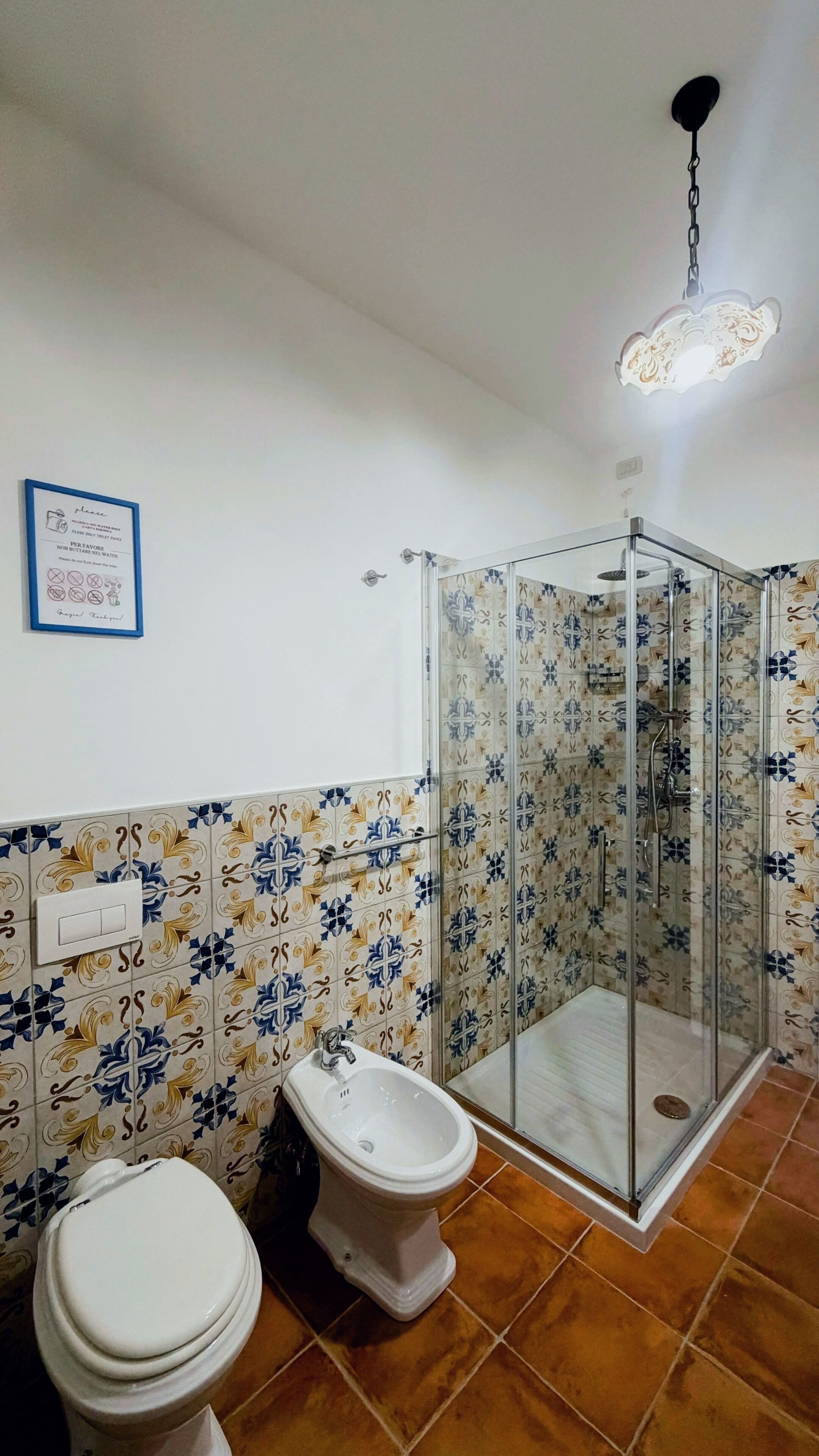 Ducha, secador de pelo, bidet, toallas