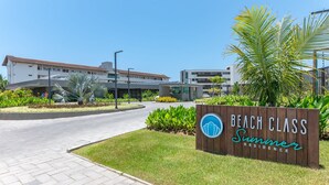 A residential area with a sign for 'Beach Class Summerside Residence.' - Beachclasssummer #c215 - Studio by Carpediem (Ipojuca)